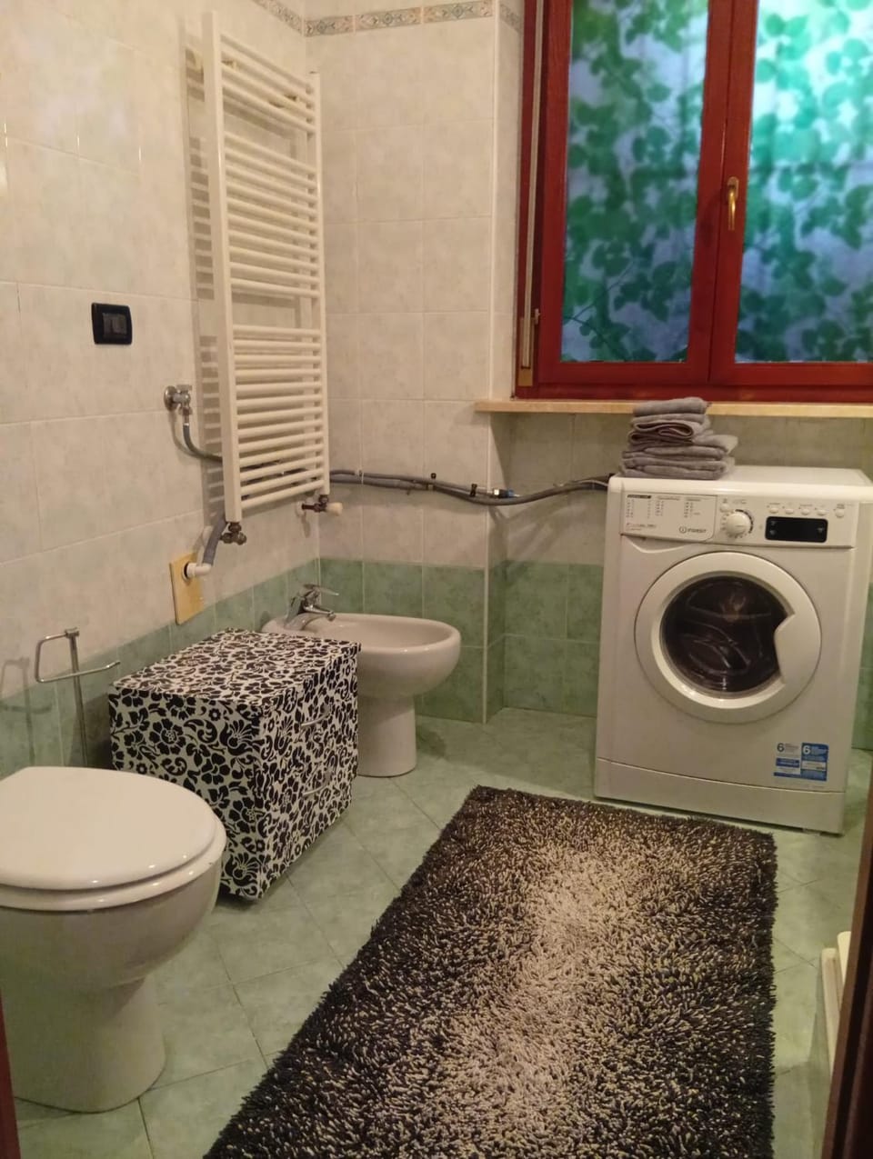 Toilet, Bathroom, bidet, towels, washing machine