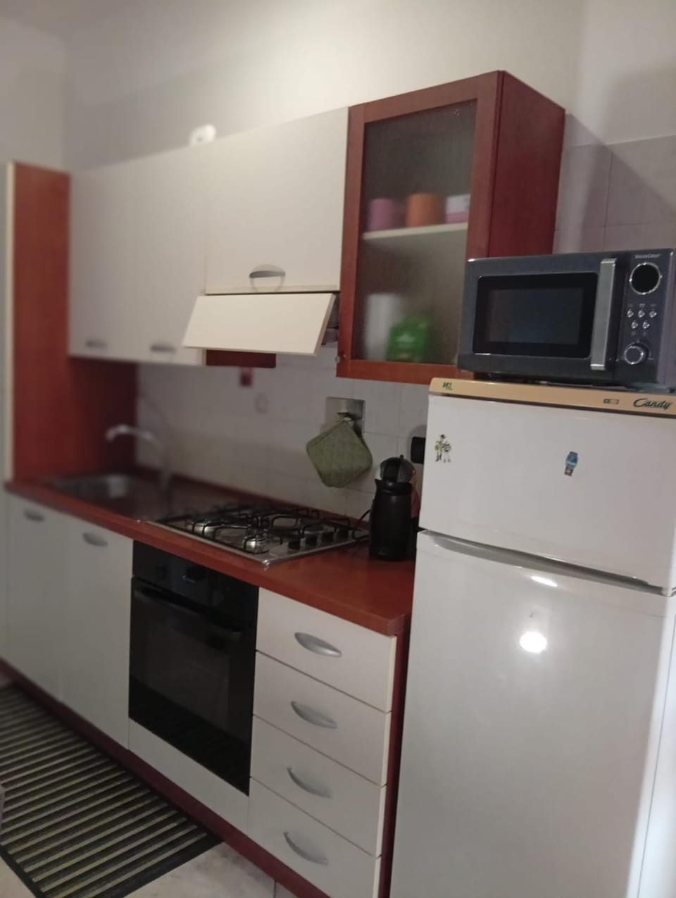 Kitchen or kitchenette, minibar, oven, stove