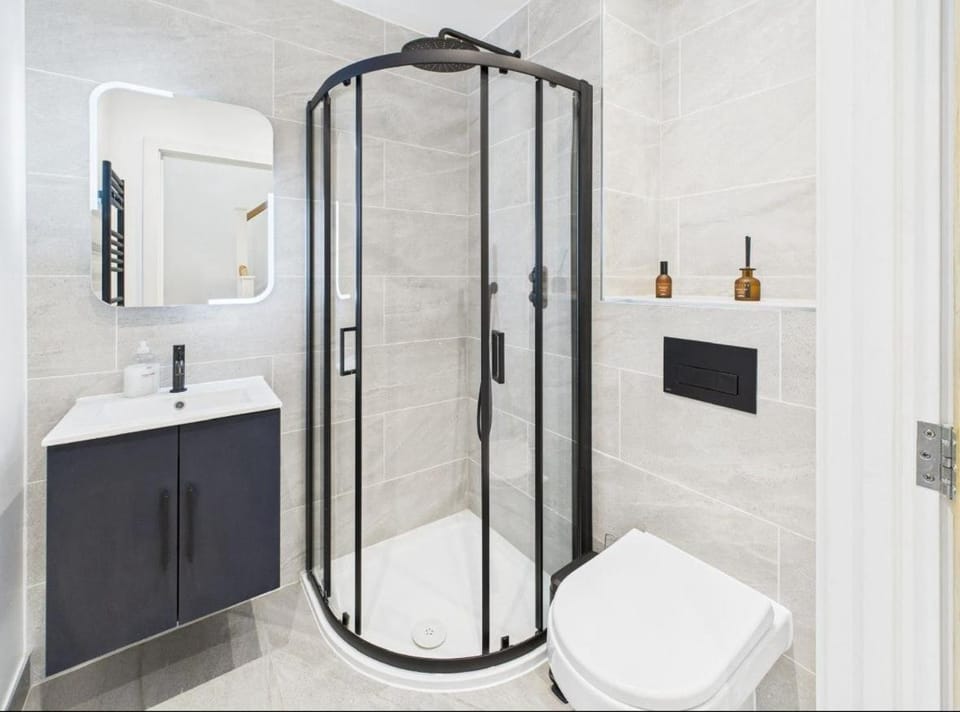 Shower, Toilet, Bathroom, towels