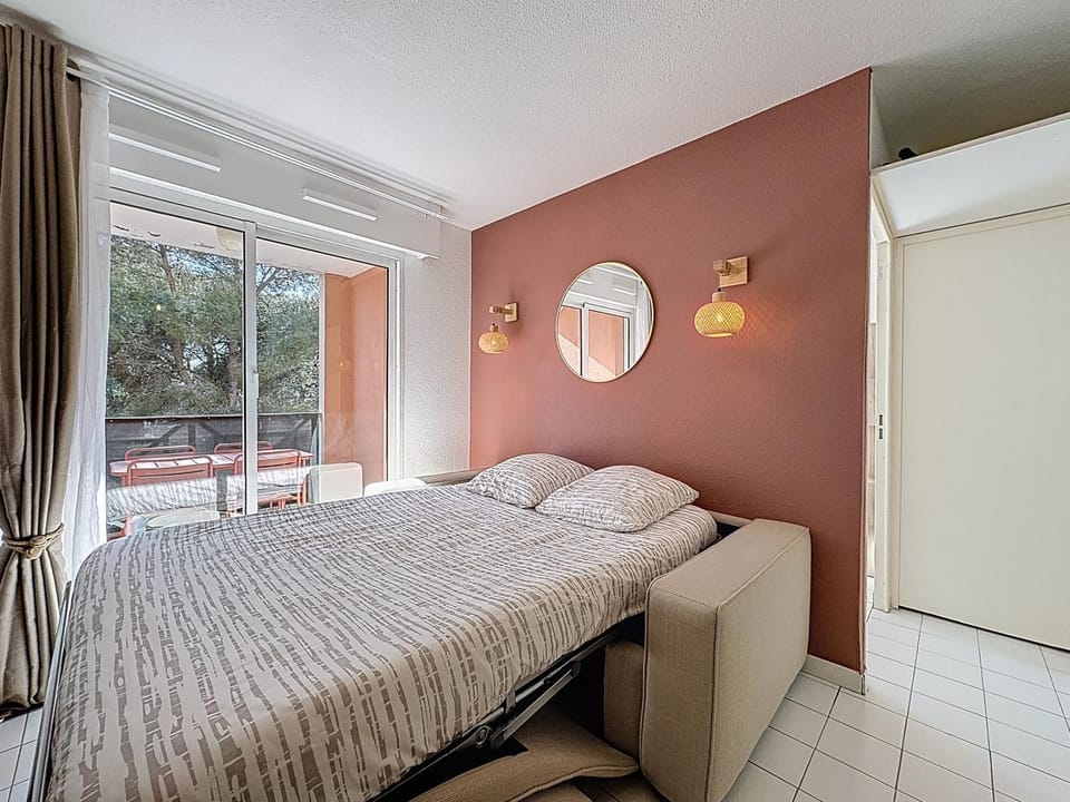 Bed, Living room