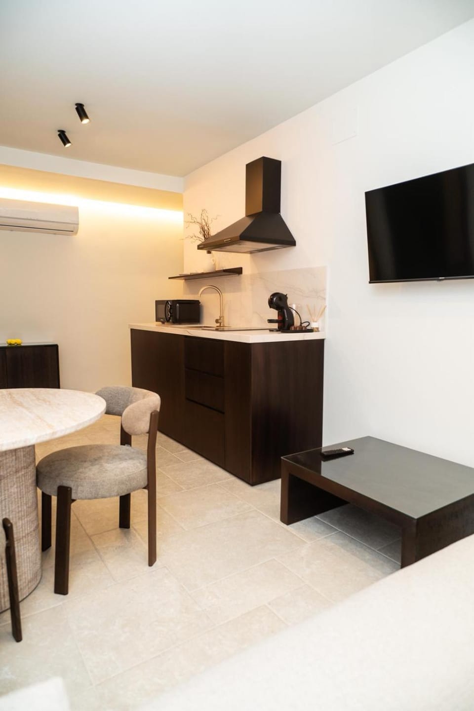 Kitchen or kitchenette, Dining area