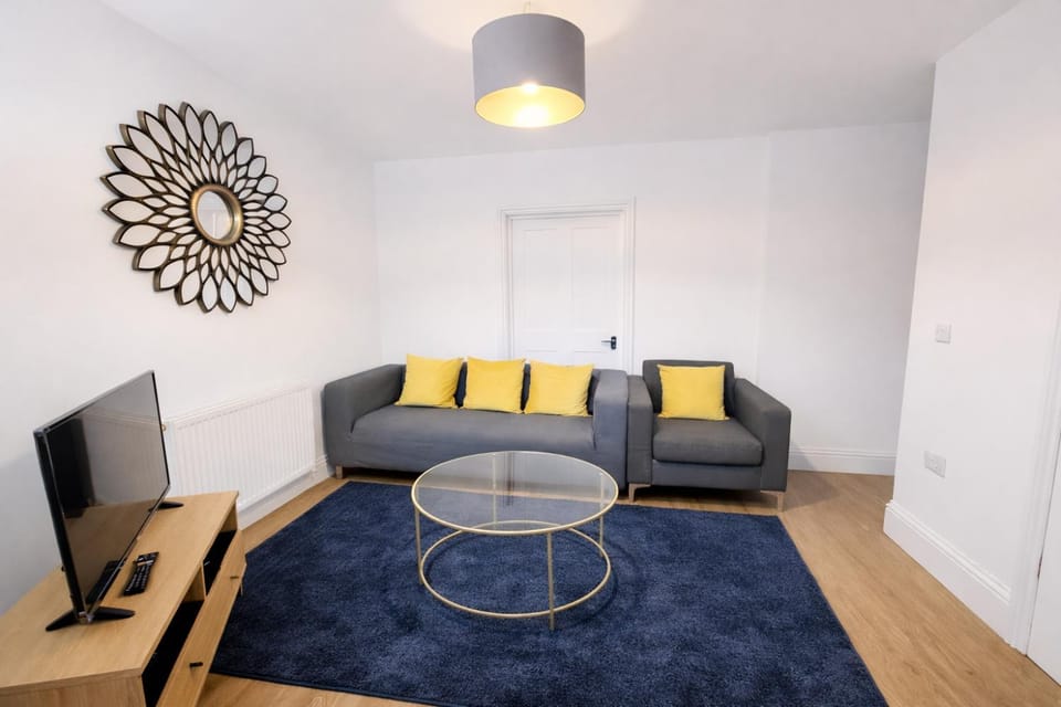 Spacious 2BR Apartment I 3-Min Walk to Mile End Station I Sleeps 5 I Near Queen Mary Uni Apartment in London