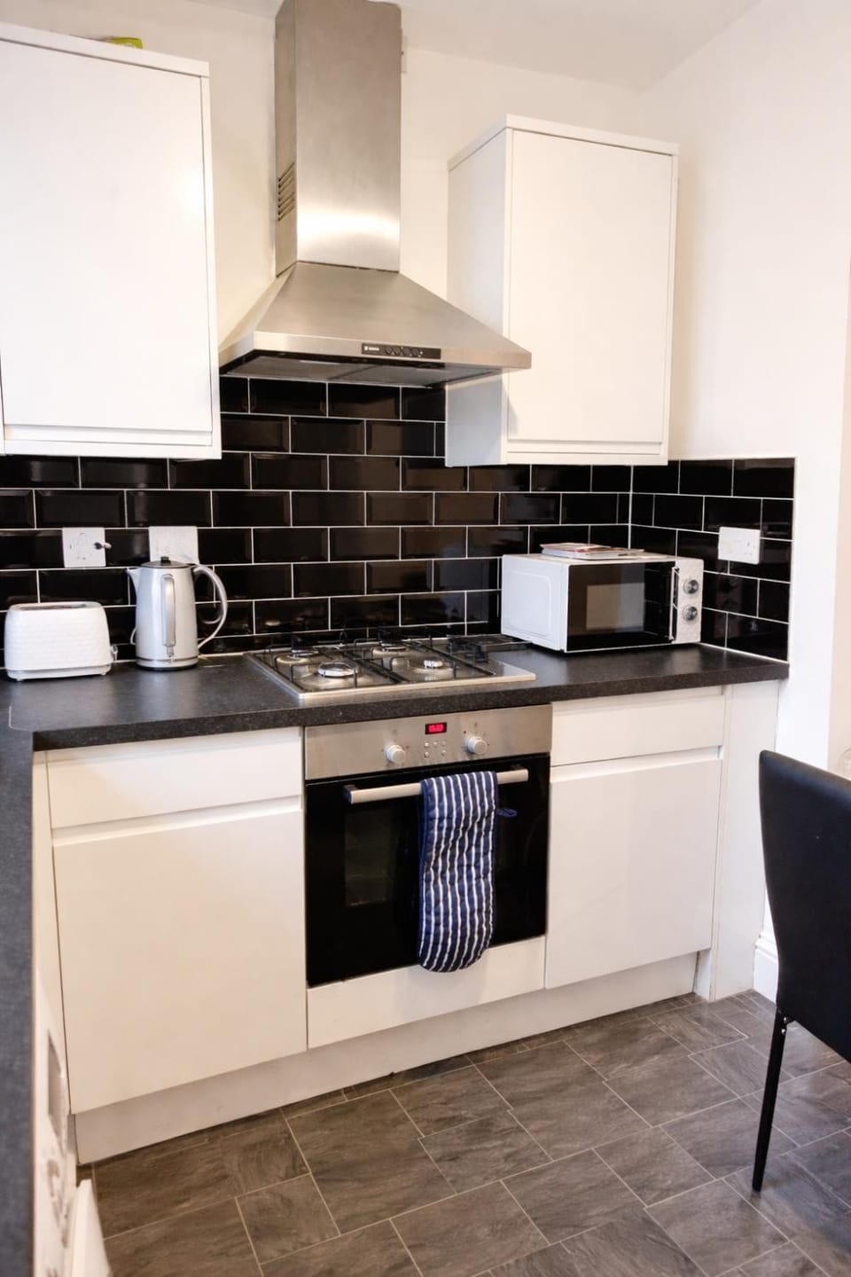 Spacious 2BR Apartment I 3-Min Walk to Mile End Station I Sleeps 5 I Near Queen Mary Uni Apartment in London