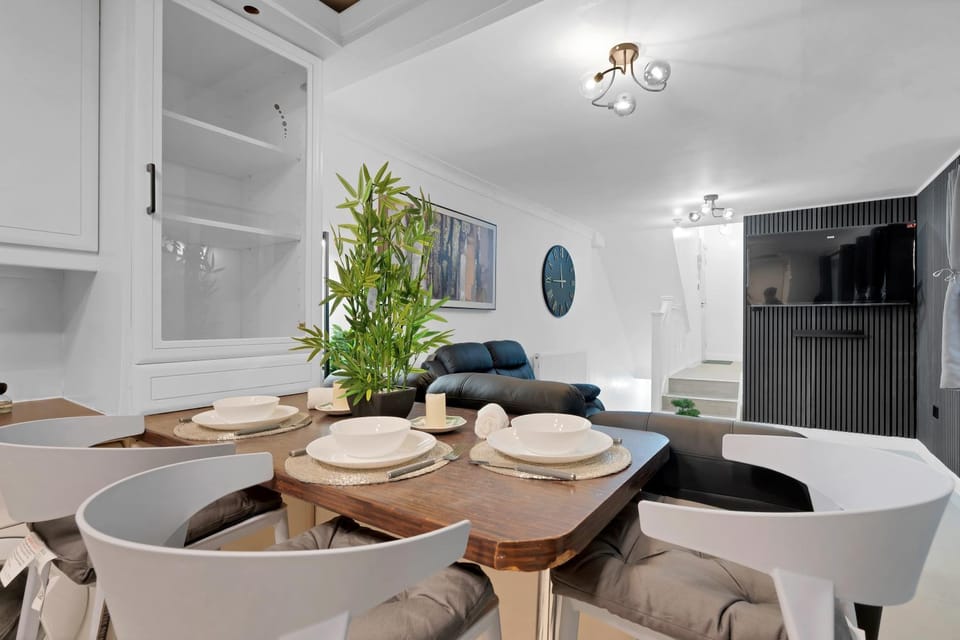 The Central Stop, Modern 2BR Flat Apartment in London Borough of Ealing