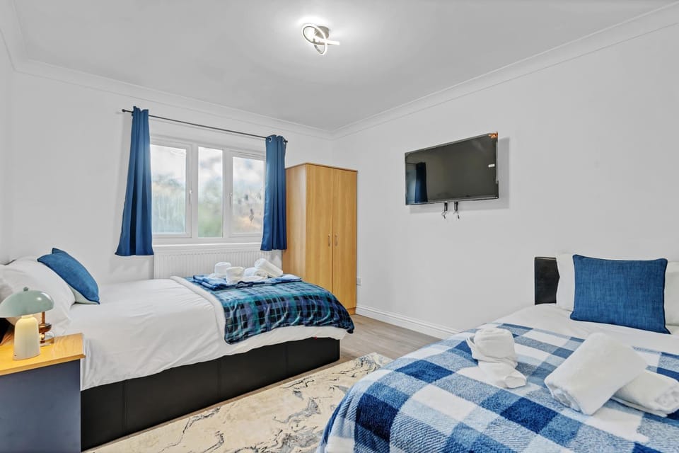 The Central Suite Modern 2 Bedroom Flat Apartment in London Borough of Ealing