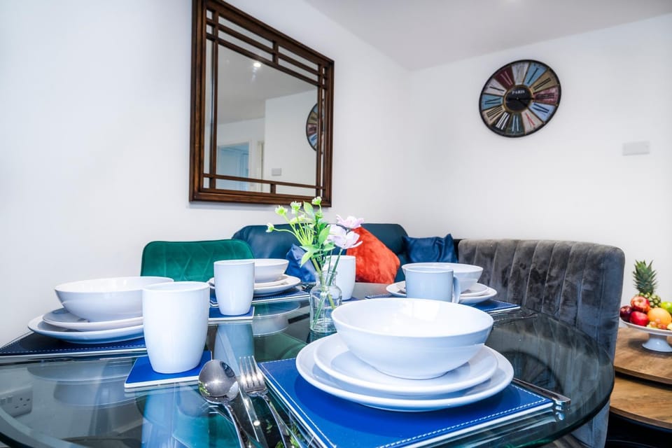 Living room, Food and drinks, Food