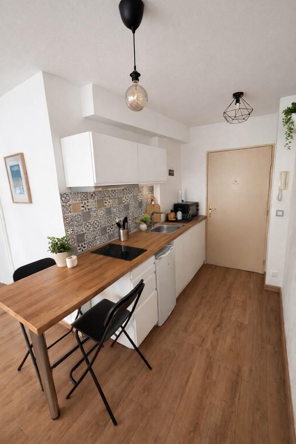 T2 4 pers proche stade centre metro Timone acces autonome Apartment in Marseille