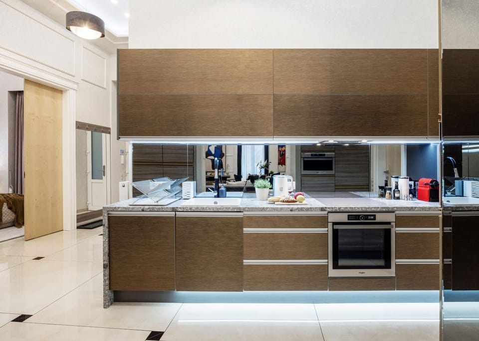 Coffee/tea facilities, Kitchen or kitchenette, dishwasher, oven, stove, toaster