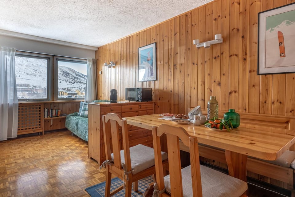 Living room, Dining area, Mountain view