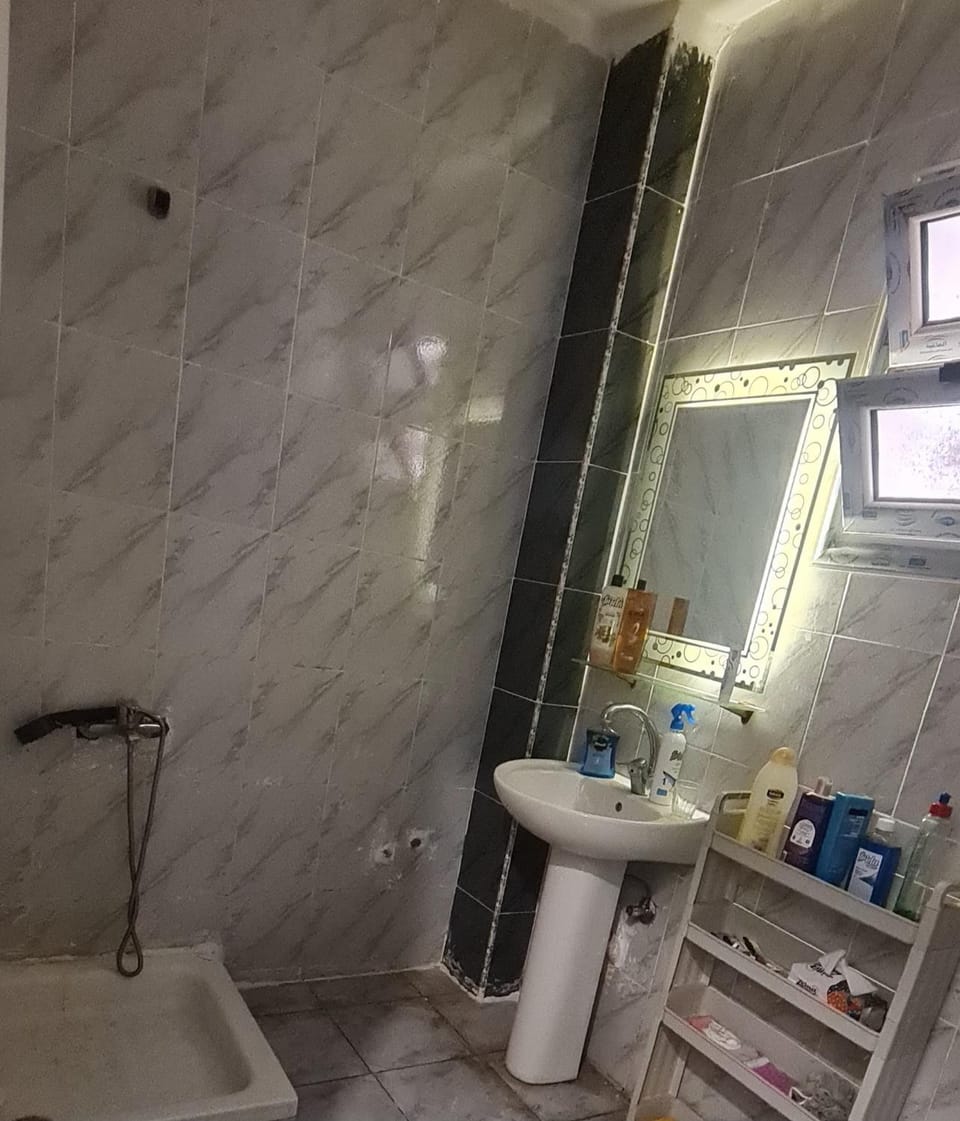 شقه فندقية بالشروق بالقرب من مدينتى للعائلات و الاسر فقط Apartment in Cairo Governorate