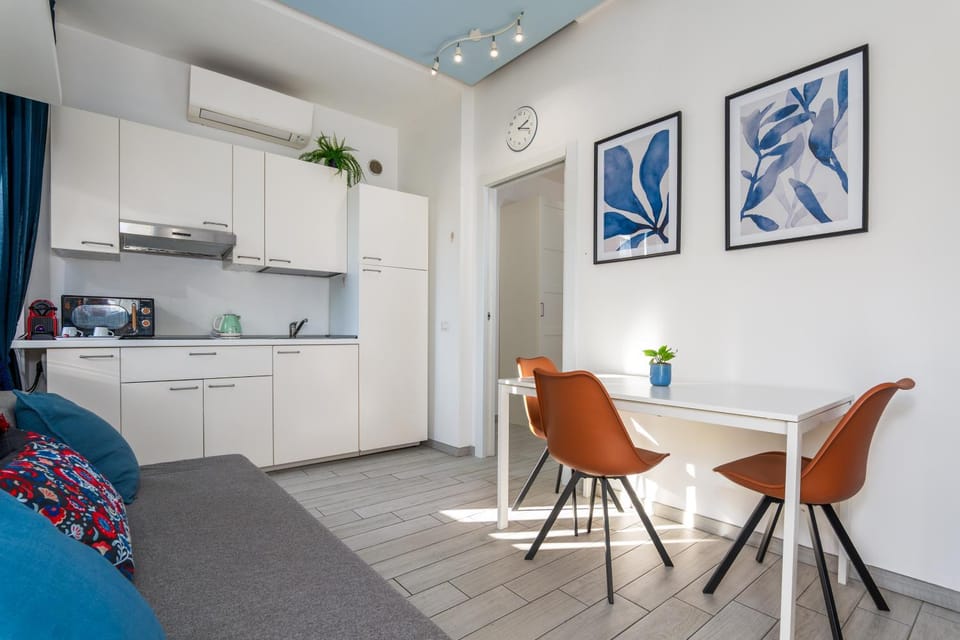 Kitchen or kitchenette, Seating area, Dining area, stove