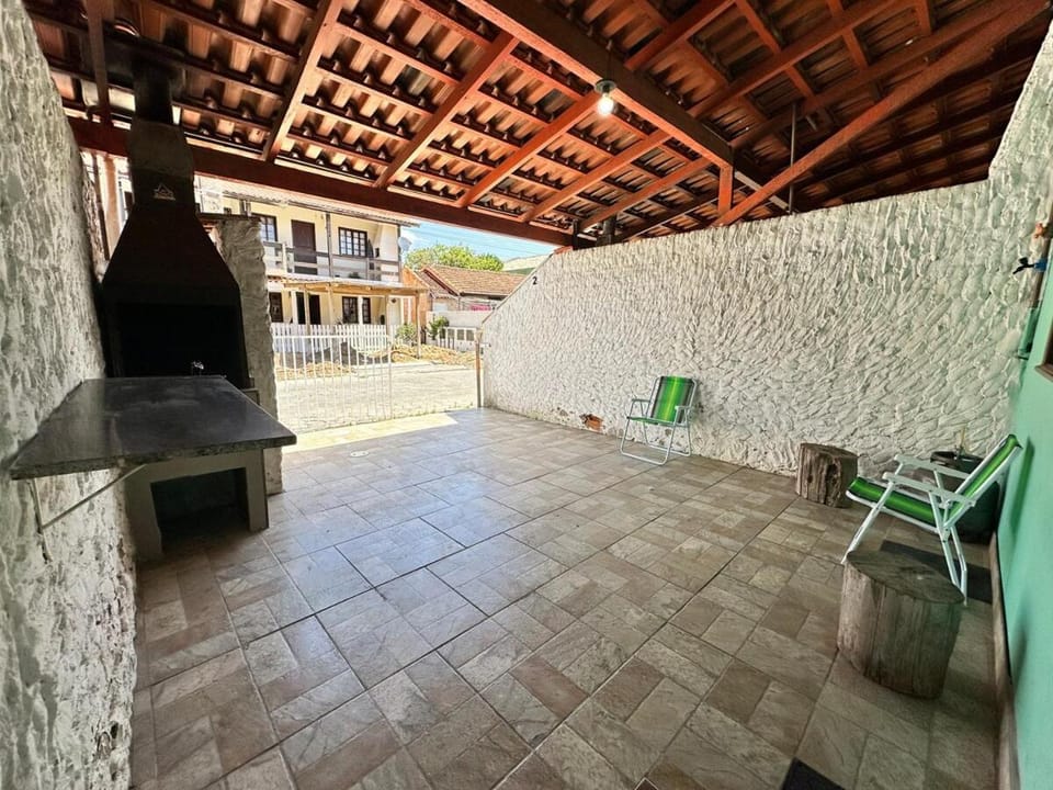 Casa com Churrasqueira poucos metros da Praia House in Florianopolis