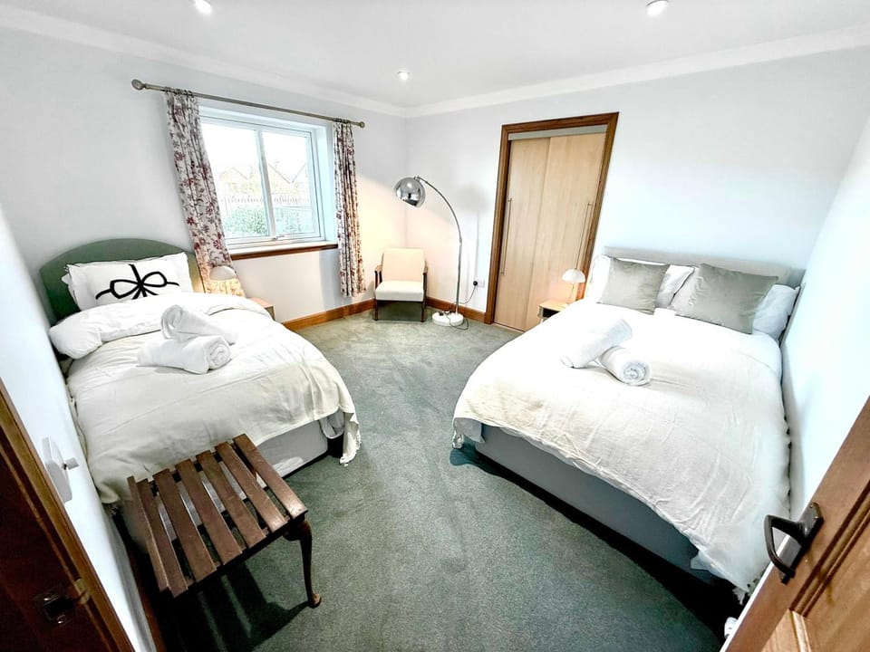 Golf View Spacious Bungalow 2 Bathrooms, Free Parking WiFi House in Elgin