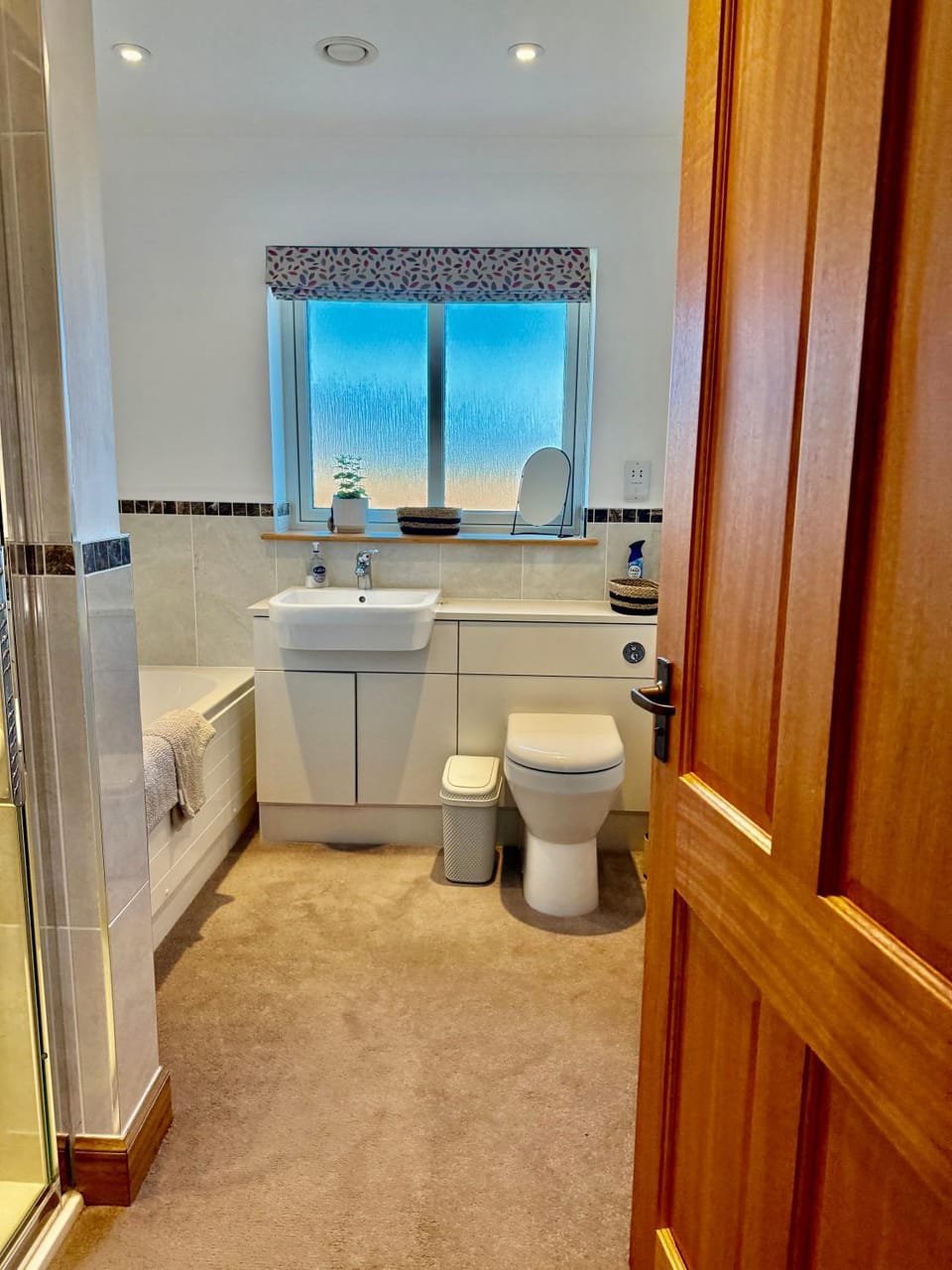 Golf View Spacious Bungalow 2 Bathrooms, Free Parking WiFi House in Elgin