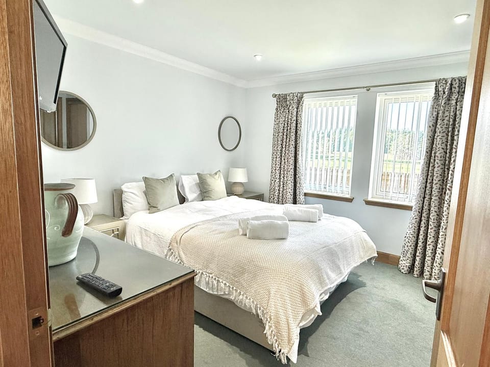 Golf View Spacious Bungalow 2 Bathrooms, Free Parking WiFi House in Elgin