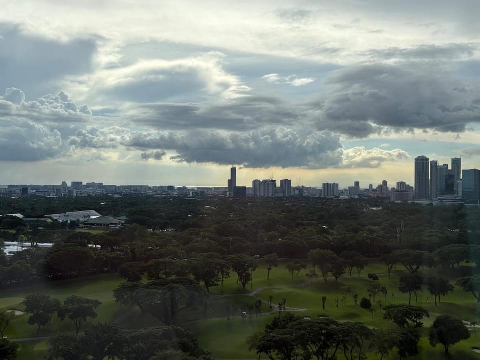3BR golf view in fort victoria BGC Apartment in Makati