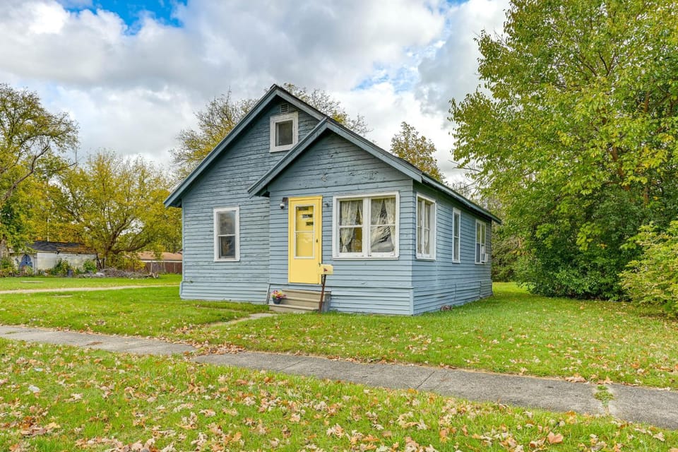 3 Mi to Dtwn Saginaw: Cozy Family Home w/ Yard! House in Michigan