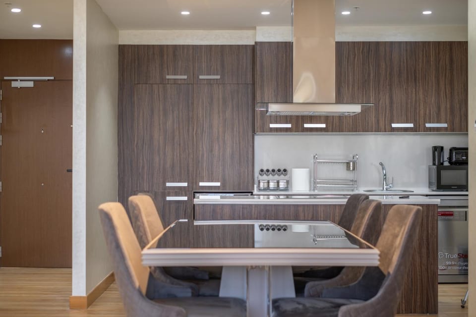 Kitchen or kitchenette, Dining area, minibar, toaster