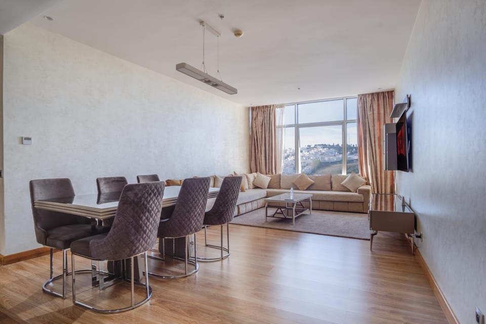 Natural landscape, TV and multimedia, Living room, Dining area, Mountain view, air conditioner