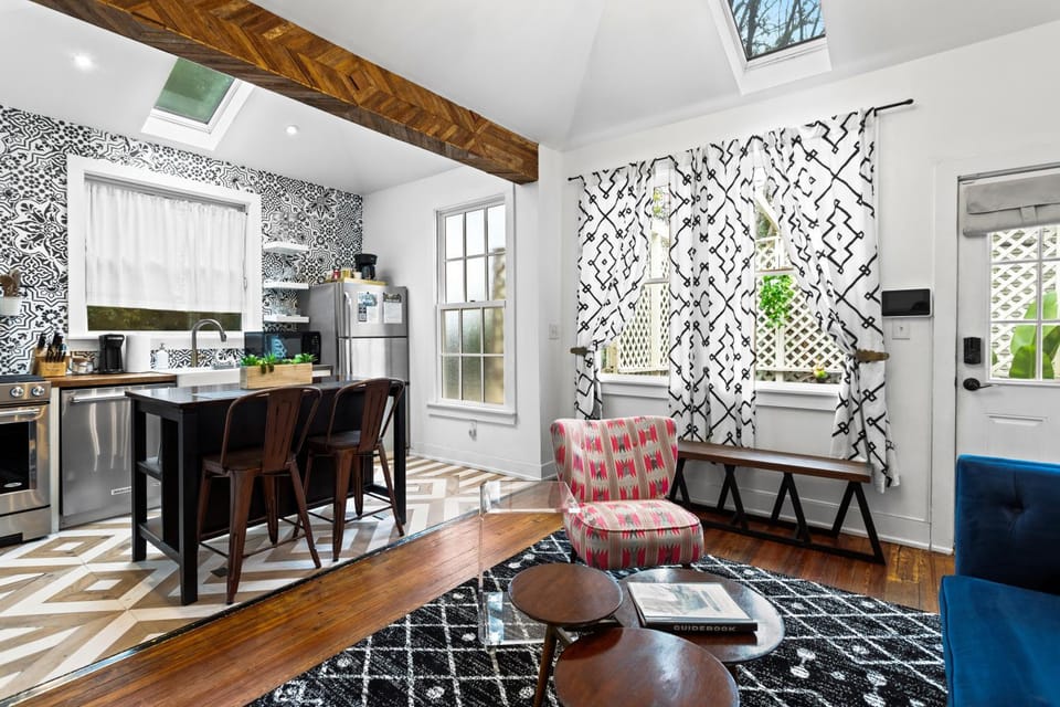 Modern Midtown-The Carriage House -Free Parking Bed and Breakfast in Atlanta
