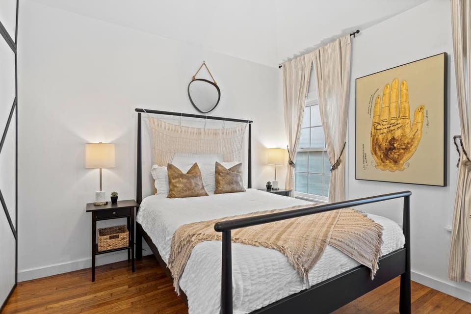 Modern Midtown-The Carriage House -Free Parking Bed and Breakfast in Atlanta