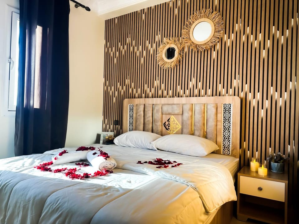 Property building, Bed, Photo of the whole room, Bedroom, towels