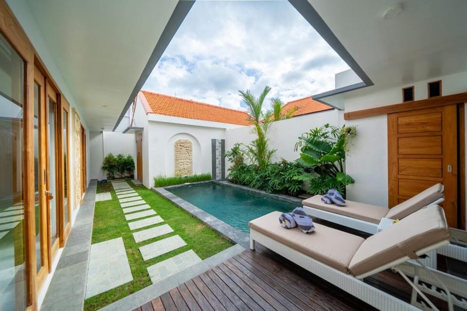 Villa Sunshyne - Modern Luxury 2BR Villa with Pool, Steps to the Beach Villa in Kuta