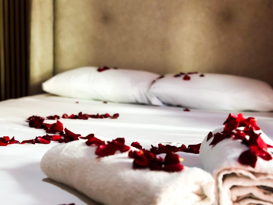 Bed, Photo of the whole room, Bedroom, towels