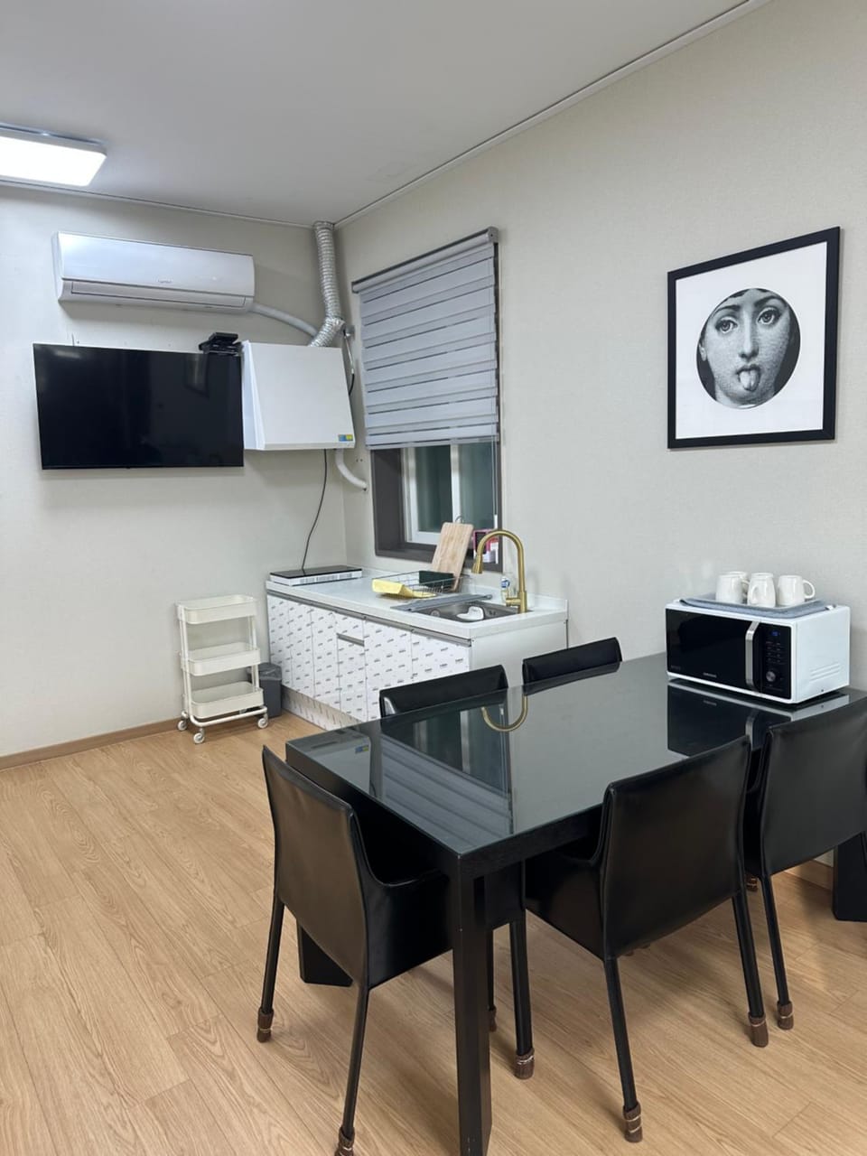 TV and multimedia, Kitchen or kitchenette, Dining area, air conditioner