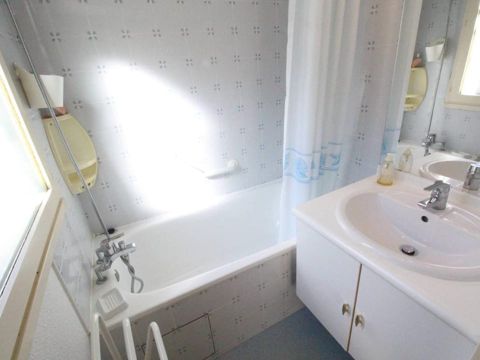 T2 Centre Luchon - Balcon - Parking Inclus - Animaux Bienvenus - FR-1-313-245 Apartment in Catalonia