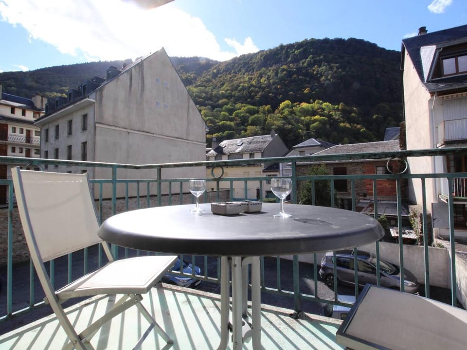 T2 Centre Luchon - Balcon - Parking Inclus - Animaux Bienvenus - FR-1-313-245 Apartment in Catalonia
