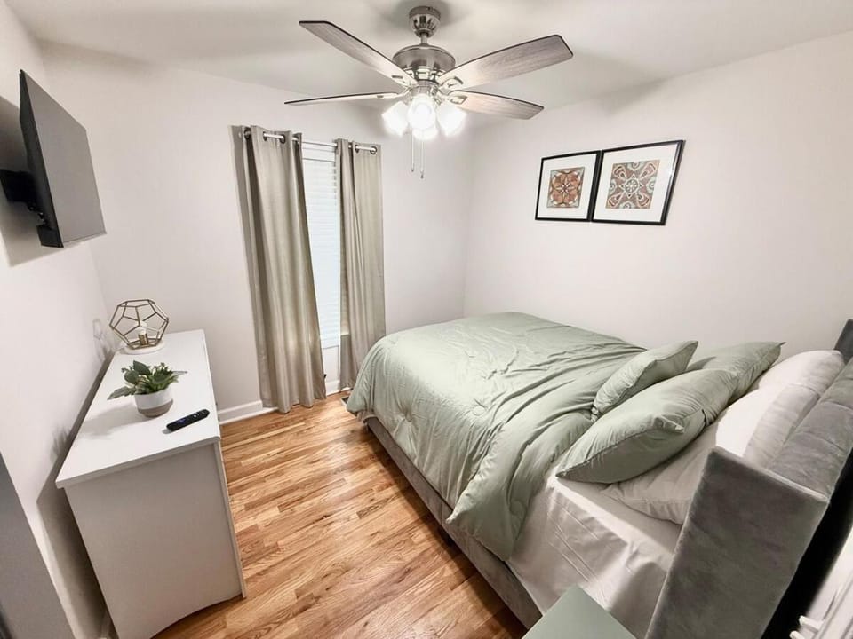 Bed, TV and multimedia, Photo of the whole room, Bedroom
