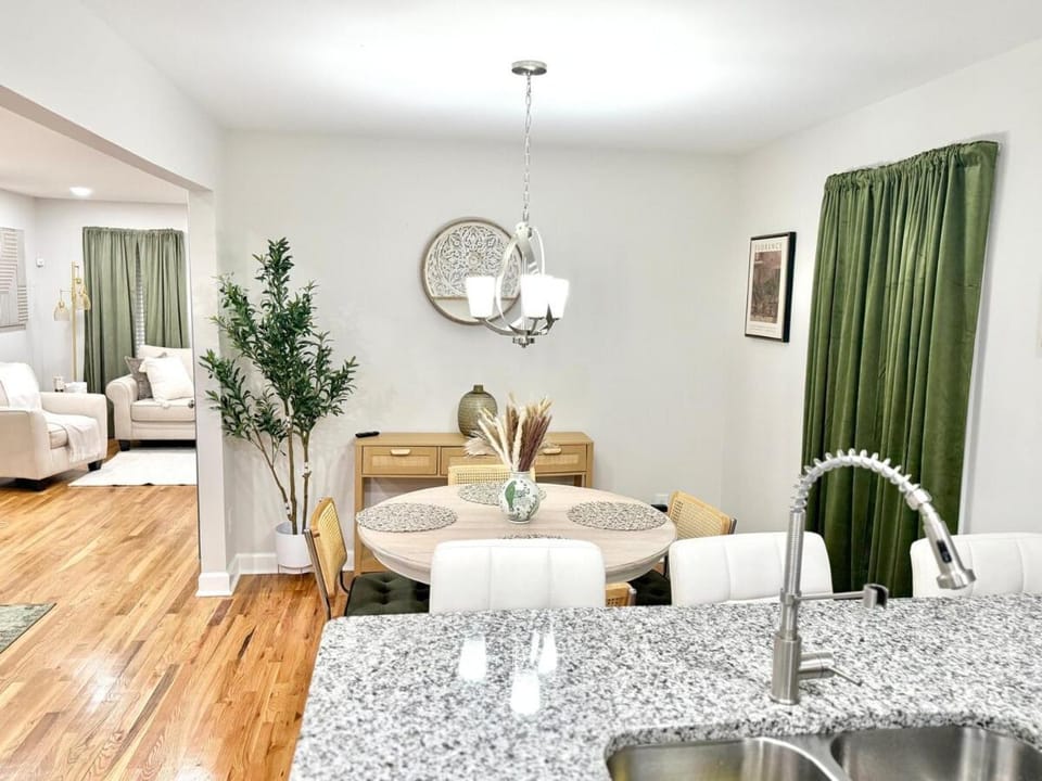 Kitchen or kitchenette, Dining area, Communal kitchen