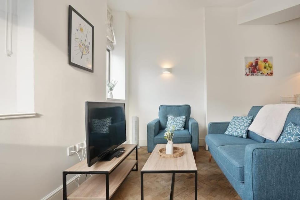 TV and multimedia, Living room, Photo of the whole room, Seating area, Bedroom