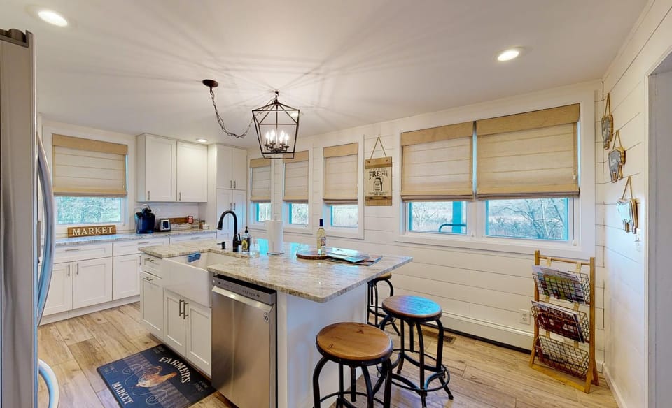 Kitchen or kitchenette, dishwasher, oven, pet friendly, stove