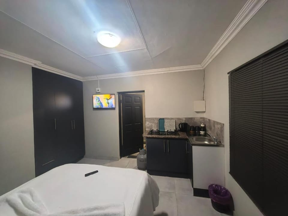 Bed, TV and multimedia, Kitchen or kitchenette, Bedroom, stove