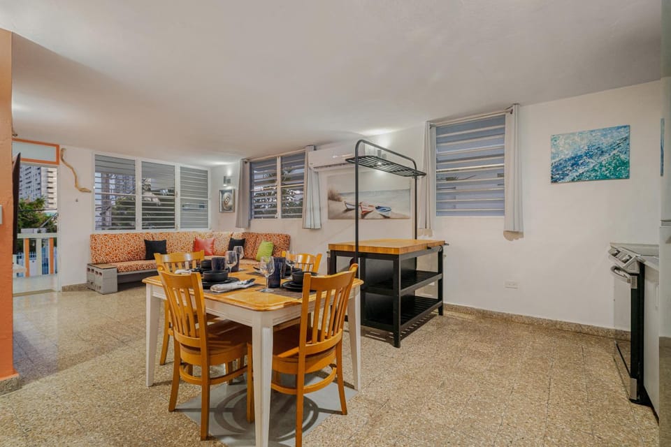 Kitchen or kitchenette, Living room, Seating area, Dining area