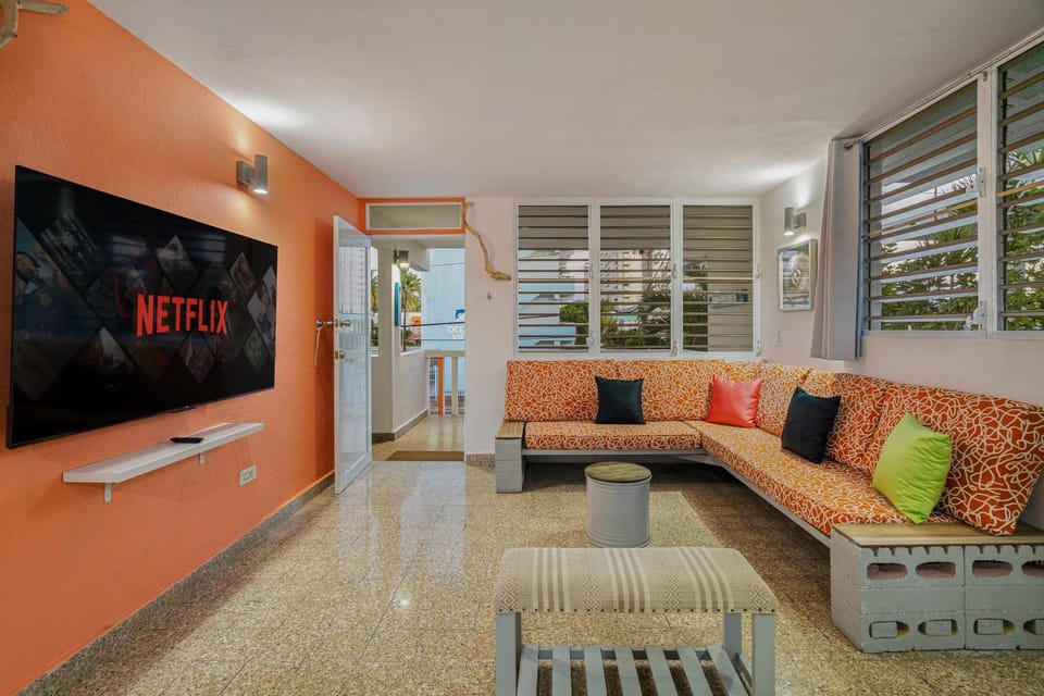 Communal lounge/ TV room, TV and multimedia, Living room, Seating area, Evening entertainment