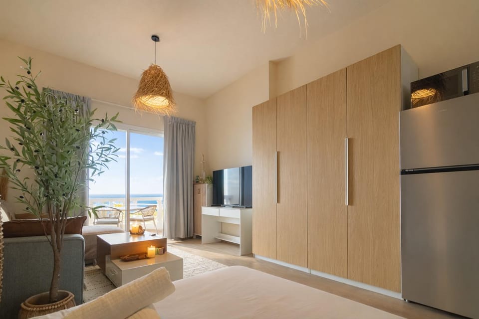 Bed, TV and multimedia, Seating area, Bedroom, wardrobe