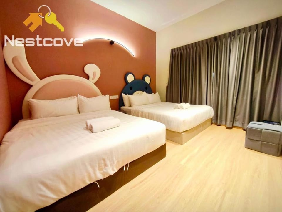 Bed, Photo of the whole room, Bedroom, Text overlay, towels