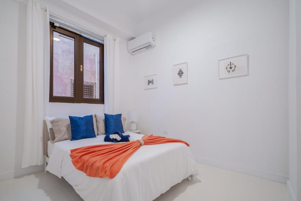 Bed, Photo of the whole room, Bedroom, air conditioner