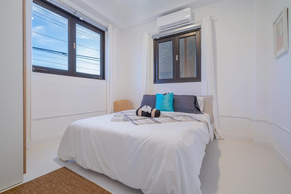 Bed, Photo of the whole room, Bedroom, towels, air conditioner