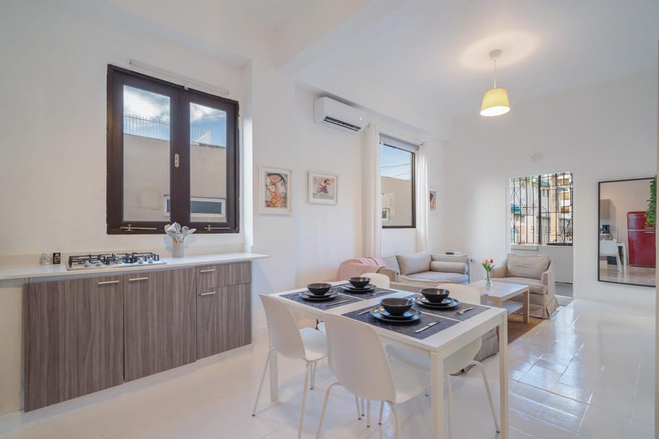 Kitchen or kitchenette, Living room, Seating area, Dining area, air conditioner