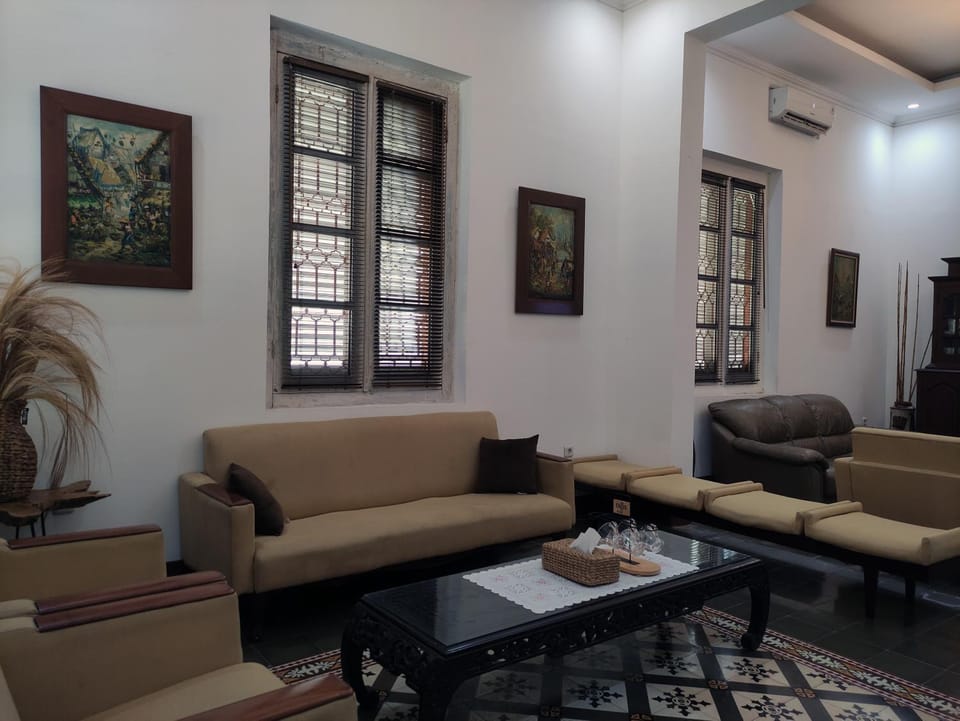 Living room, Seating area, air conditioner
