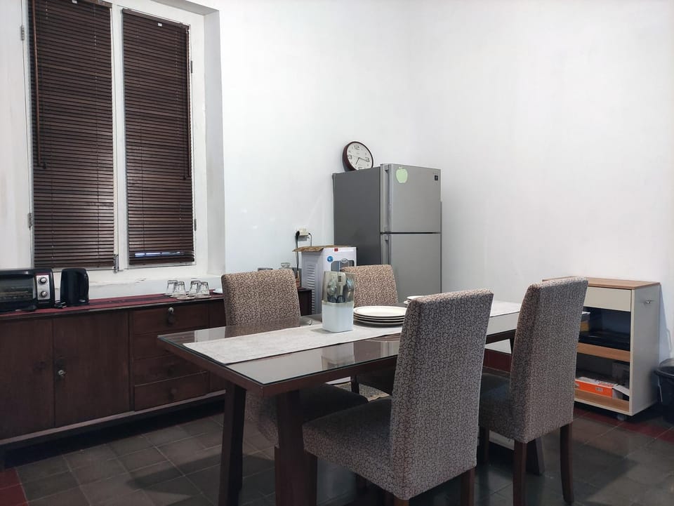 Kitchen or kitchenette, Seating area, Dining area, oven