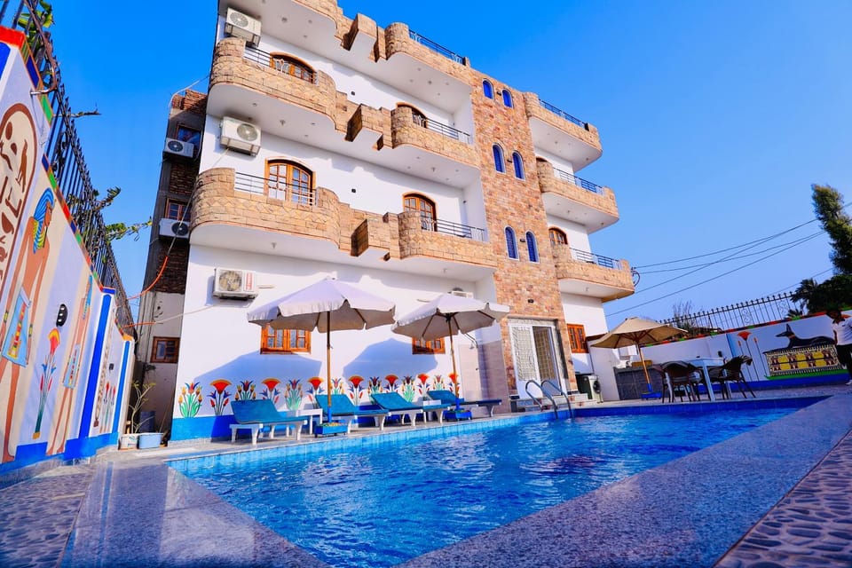 Property building, Day, Pool view, Swimming pool, sunbed
