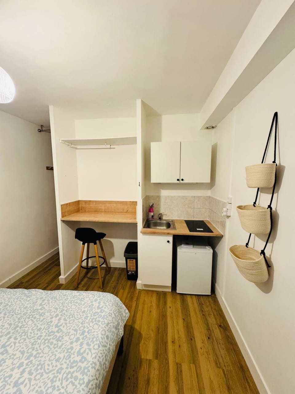 Kitchen or kitchenette, Photo of the whole room, stove