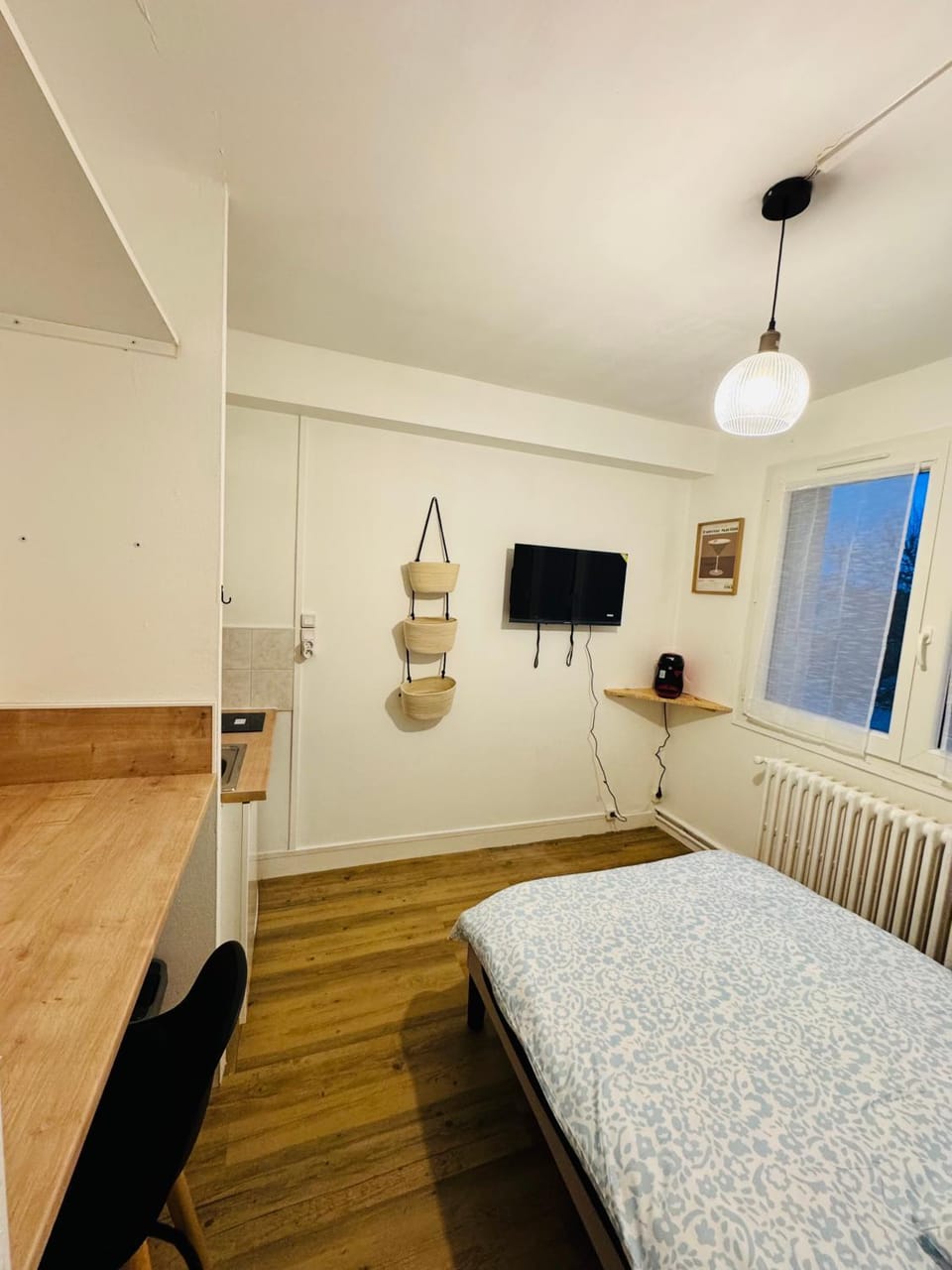 Photo of the whole room, Bedroom