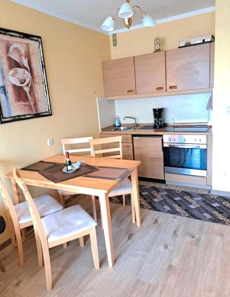 Kitchen or kitchenette, Dining area, stove