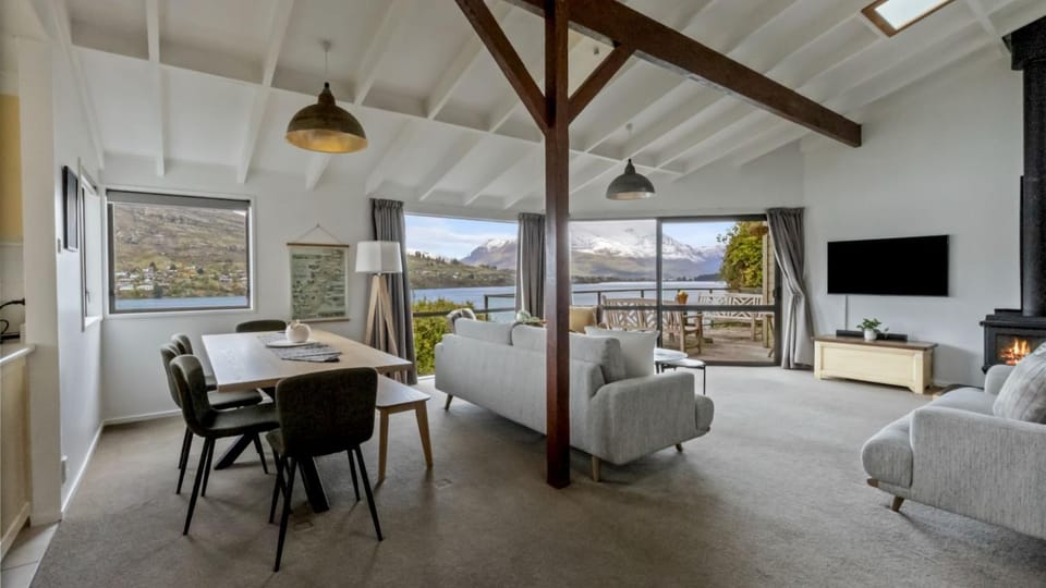 Perfect on Perkins - Lake views House in Queenstown